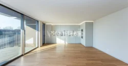 Apartamento T4 à venda na Alameda Jardins da Arrábida, 1145 em Porto