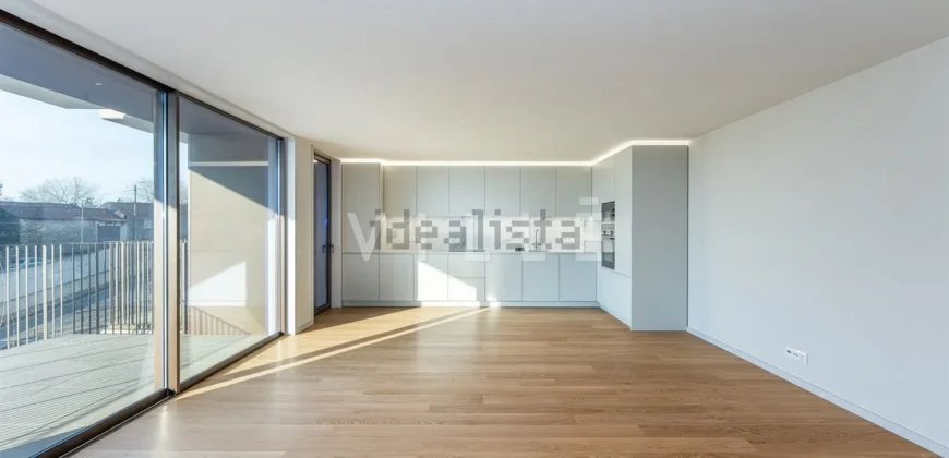 Apartamento T4 à venda na Alameda Jardins da Arrábida, 1145 em Porto