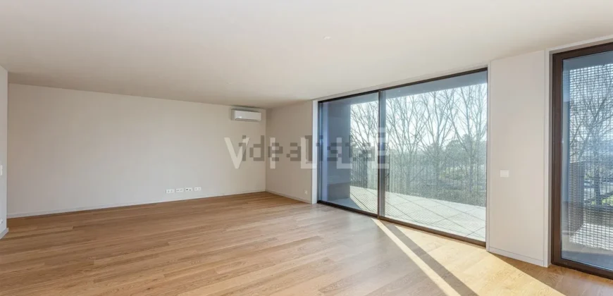 Apartamento T4 à venda na Alameda Jardins da Arrábida, 1145 em Porto
