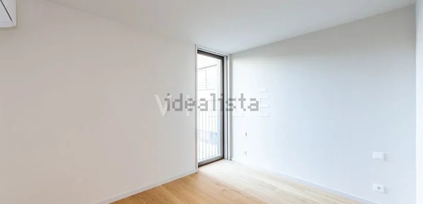 Apartamento T4 à venda na Alameda Jardins da Arrábida, 1145 em Porto