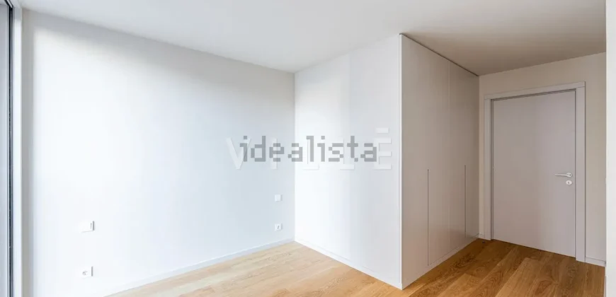Apartamento T4 à venda na Alameda Jardins da Arrábida, 1145 em Porto