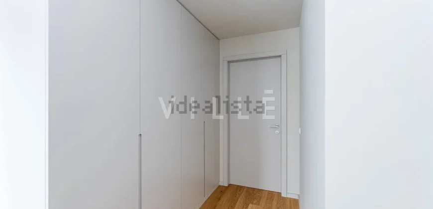 Apartamento T4 à venda na Alameda Jardins da Arrábida, 1145 em Porto