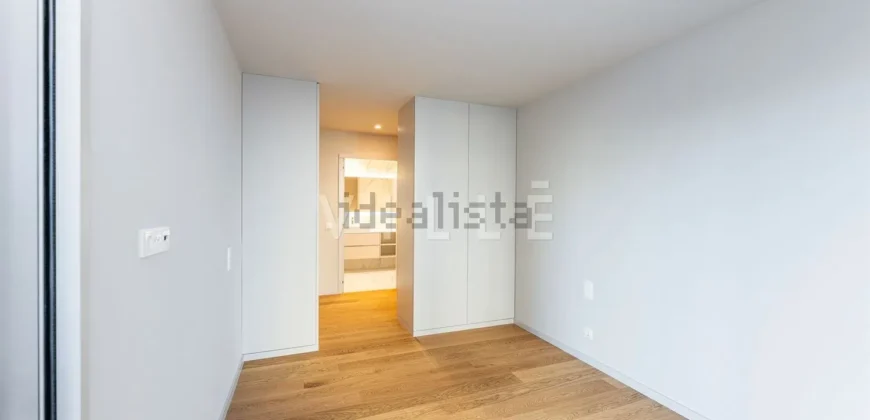 Apartamento T4 à venda na Alameda Jardins da Arrábida, 1145 em Porto