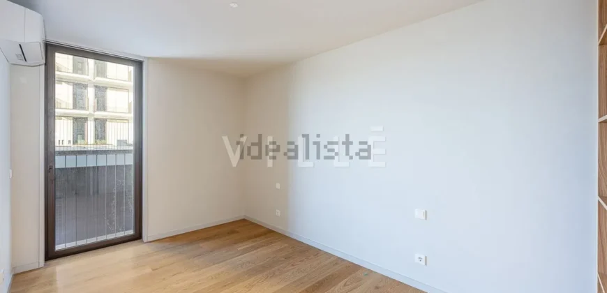 Apartamento T4 à venda na Alameda Jardins da Arrábida, 1145 em Porto