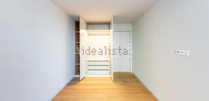 Apartamento T4 à venda na Alameda Jardins da Arrábida, 1145 em Porto