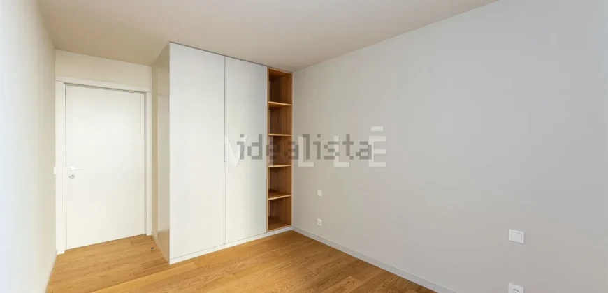 Apartamento T4 à venda na Alameda Jardins da Arrábida, 1145 em Porto