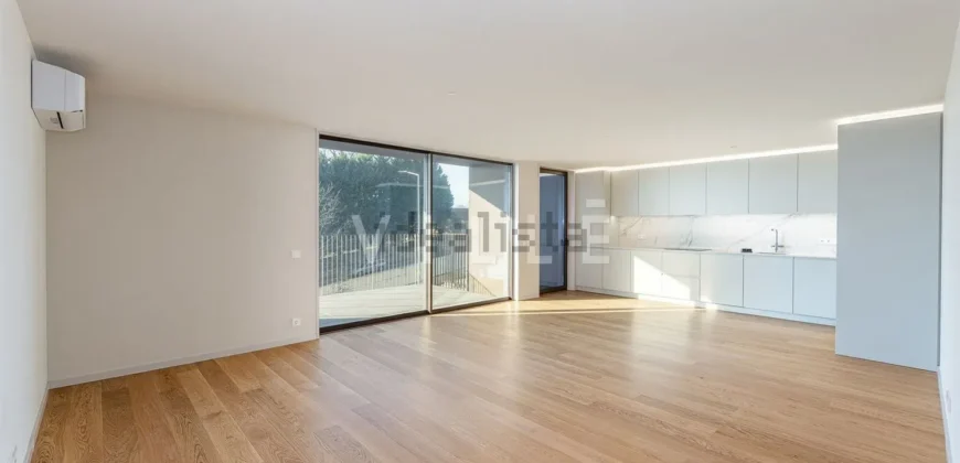 Apartamento T4 à venda na Alameda Jardins da Arrábida, 1145 em Porto