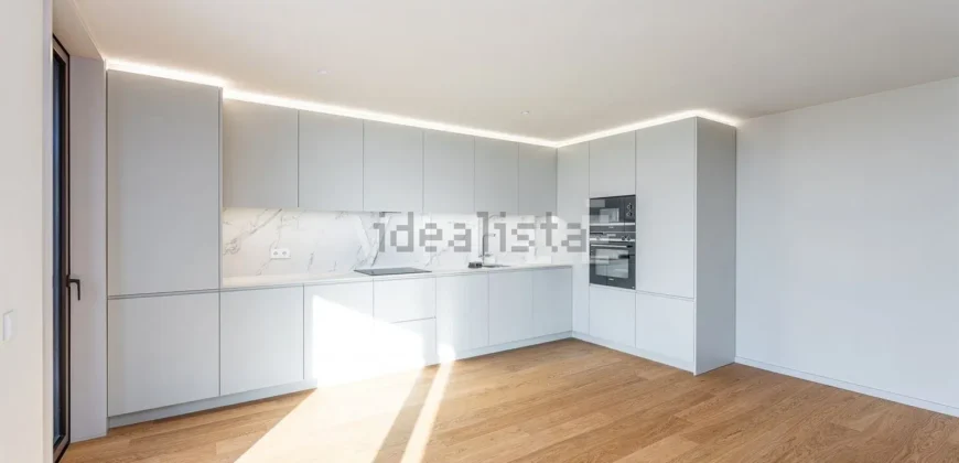 Apartamento T4 à venda na Alameda Jardins da Arrábida, 1145 em Porto