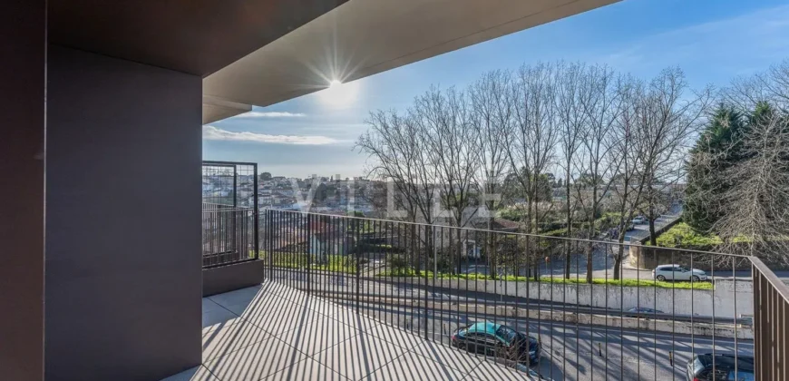 Apartamento T4 à venda na Alameda Jardins da Arrábida, 1145 em Porto