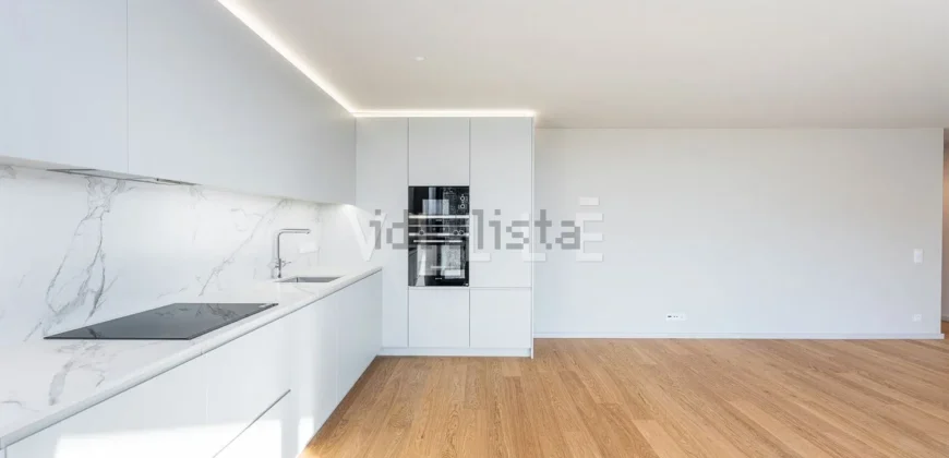Apartamento T4 à venda na Alameda Jardins da Arrábida, 1145 em Porto