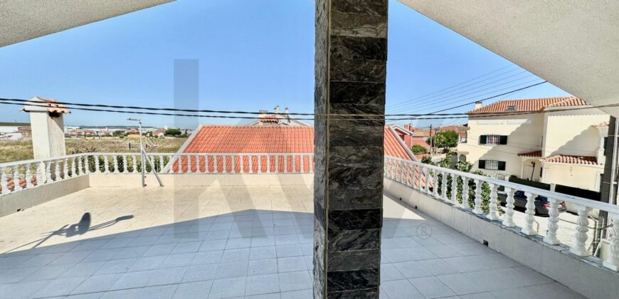Moradia T4 Espaçosa e Confortável a 50 Minutos de Lisboa