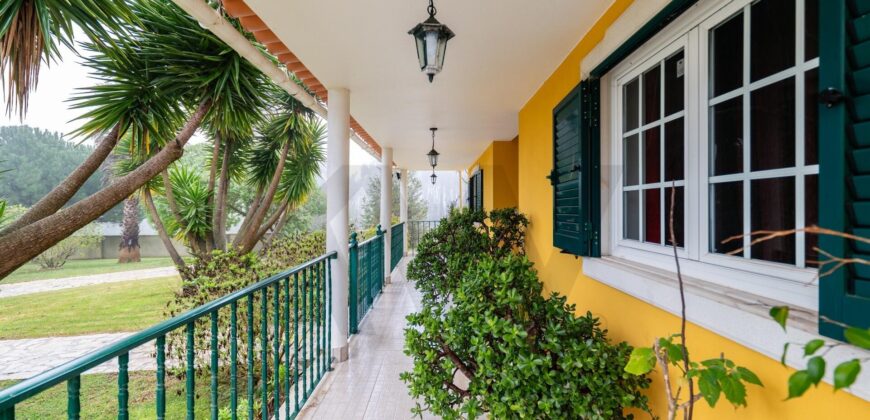 Moradia Exclusiva Com Piscina, Jardim e Vista Deslumbrante – São Miguel De Alcainça