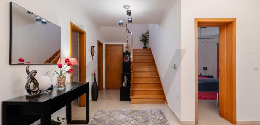 Moradia Exclusiva Com Piscina, Jardim e Vista Deslumbrante – São Miguel De Alcainça