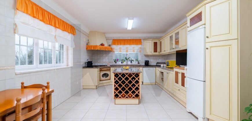 Moradia Exclusiva Com Piscina, Jardim e Vista Deslumbrante – São Miguel De Alcainça