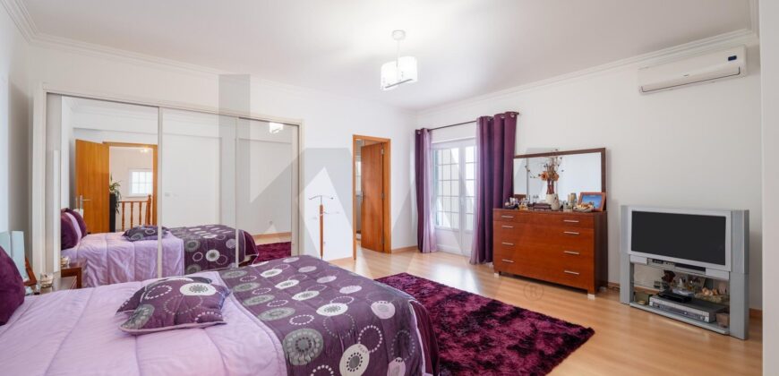 Moradia Exclusiva Com Piscina, Jardim e Vista Deslumbrante – São Miguel De Alcainça