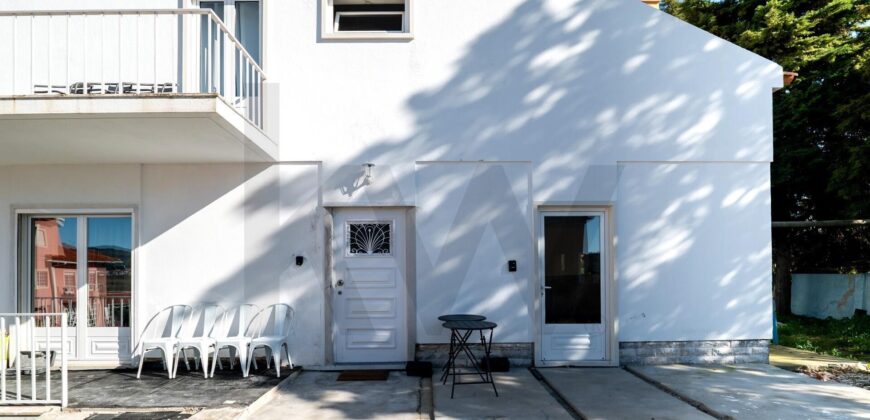 Moradia T8 Renovada no Centro do Carregado com Jardim e 3 Utilizações Independentes