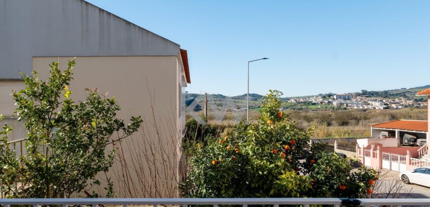 Moradia T8 Renovada no Centro do Carregado com Jardim e 3 Utilizações Independentes