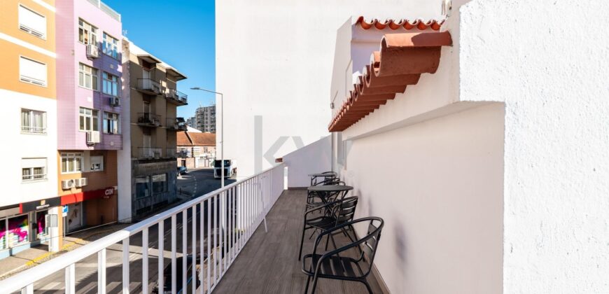 Moradia T8 Renovada no Centro do Carregado com Jardim e 3 Utilizações Independentes