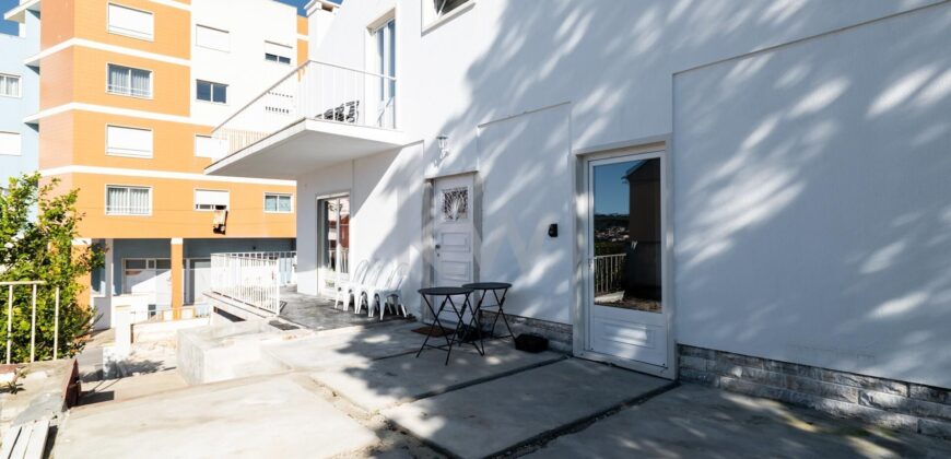 Moradia T8 Renovada no Centro do Carregado com Jardim e 3 Utilizações Independentes