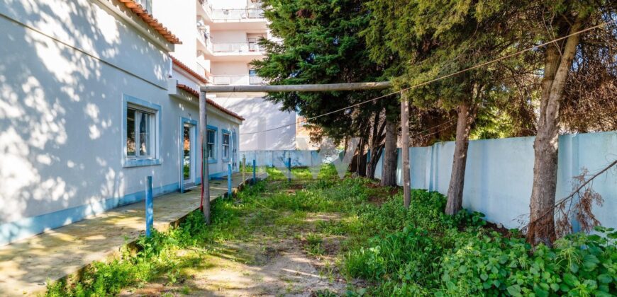 Moradia T8 Renovada no Centro do Carregado com Jardim e 3 Utilizações Independentes