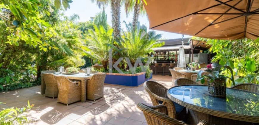 Majestoso Hotel com Jardim Tropical