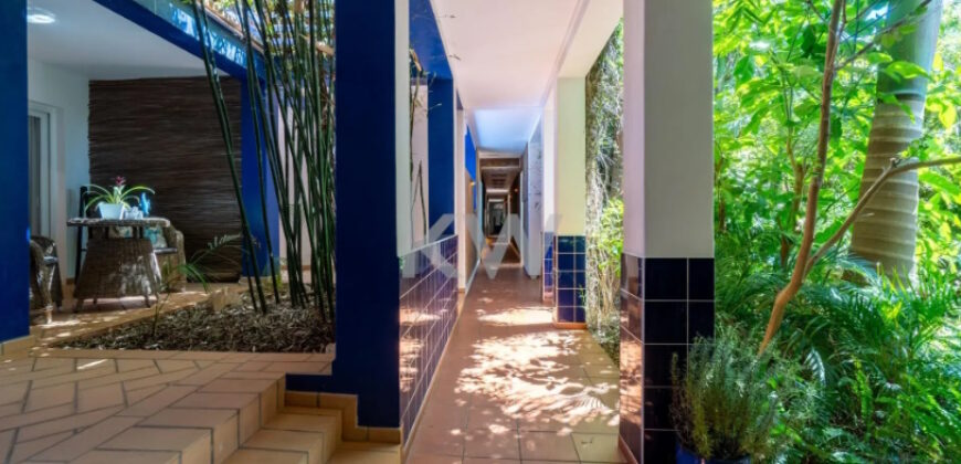 Majestoso Hotel com Jardim Tropical
